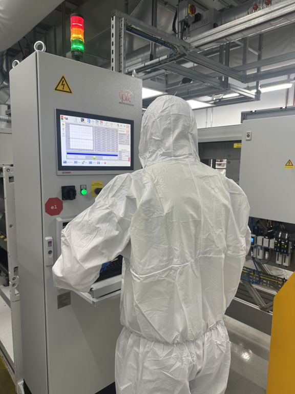 Operator standing at the thicknessCONTROL IPC