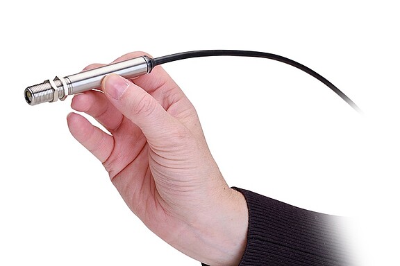 thermoMETER FI in hand