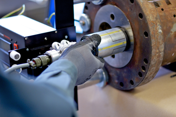 idiamCONTROL being guided into an extruder bore for wear checking