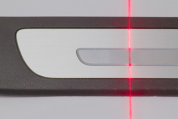 Prüfung der Spalte von Kfz-Zierleisten inspecting-gaps-car-trims.jpg