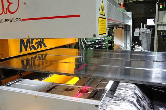 Messung von Breite, Säbeligkeit, Durchmesser von Metallbändern  