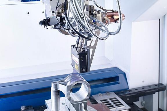 Bauteiloberfläche wird von Laserstrahl geschmolzen  