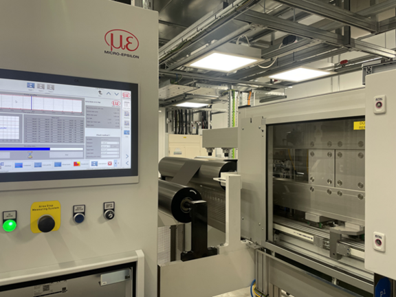 thicknesCONTROL Control panel and main frame traversing across the calender line